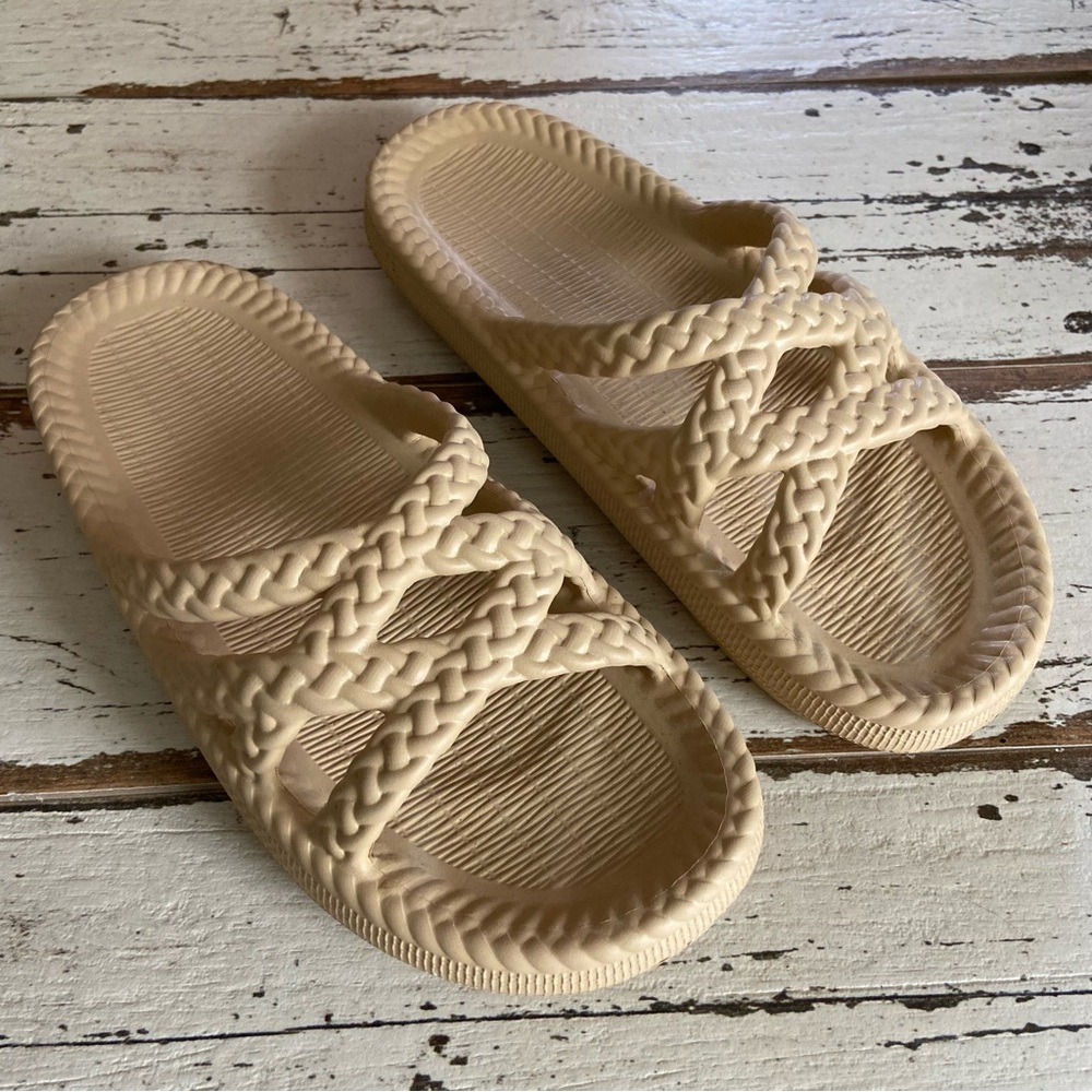 ✨SOLD✨🔥CLOSET CLEAR OUT🔥NEW Pillow Lounge Cushion Slides - Picture 2 of 5